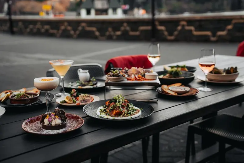 Find the Best Place to Eat in Queenstown with Momentos by the Lake Find the Best Place to Eat in Queenstown with Momentos by the Lake